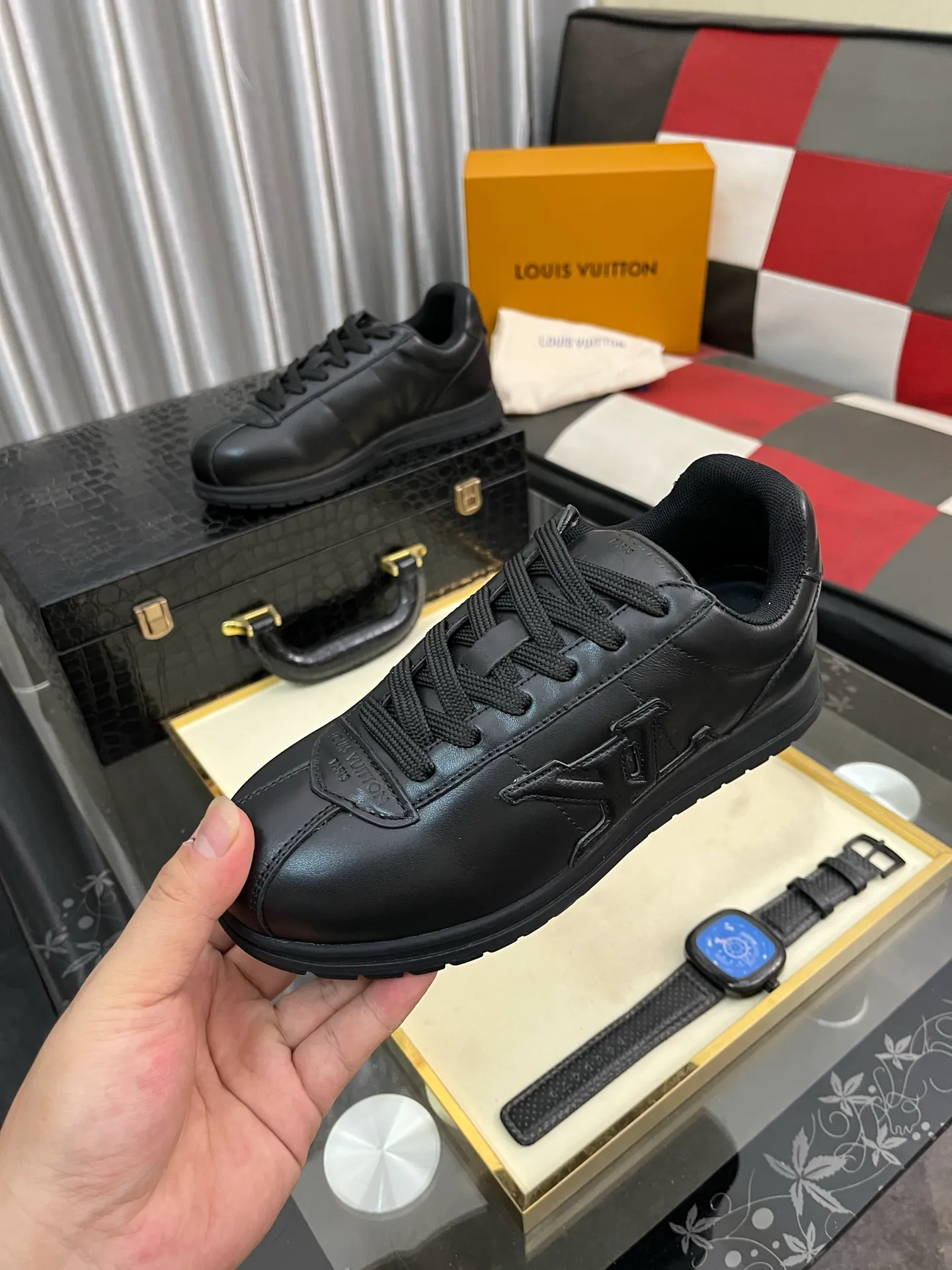 Men's shoes 💰700⌚️⌚️LV TARINE Louis Vuitton x Tyler joint model Donkey brand L family embossed couple style casual sneakers skate shoes original purchase and development This LV Trainer sneaker comes from the Louis Vuitton and Tyler collaboration series. The Monogram pattern and brand logo are transformed into nubuck calf leather embossing and side decoration respectively, witnessing the artist's creative interpretation of classic elements. The deep tones accentuate the complex upper, which requires hours of craftsmanship to complete. Exquisitely packaged at the delivery counter🛍📦 ▪️Fabrics: Original customized first-layer cowhide ▪️Inner lining: Original customized breathable mesh ▪️Outsole: Original open-molded two-color TPU combination outsole ▪️Sole thickness: 3CM ▪️Size: Women's 35-40 / Men's 38-46